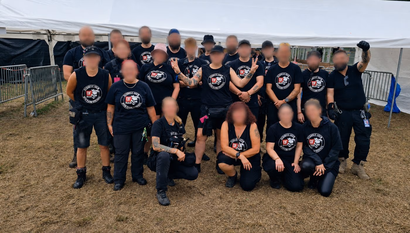Sicherheitsteam vor einem Veranstaltungszelt bei einem Open-Air-Festival